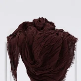 Большой платок на шею коричневый, разложенный на поверхности