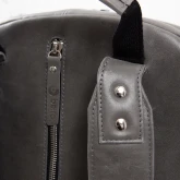 Большой кожаный рюкзак серый, крупный план