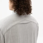 Длинная серая рубашка из вискозы, крупный план сзади