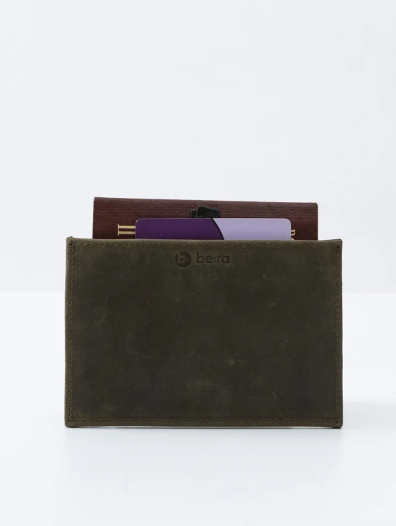 Кожаная обложка-карман для паспорта зеленая с винтажным эффектом