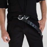 Кожаный черный ремень с карабином