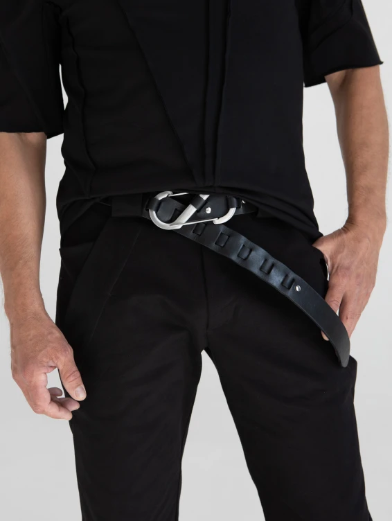 Кожаный черный ремень с карабином