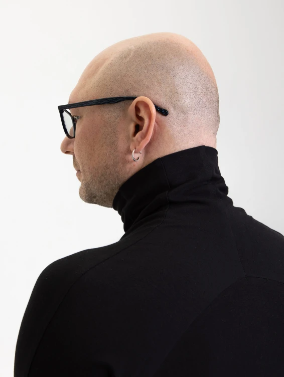 Черный бадлон с пальчиком