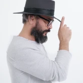 Серая фетровая шляпа