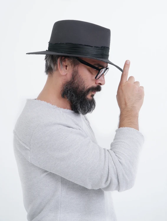 Серая фетровая шляпа