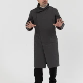 Легкий серый плащ на кнопках