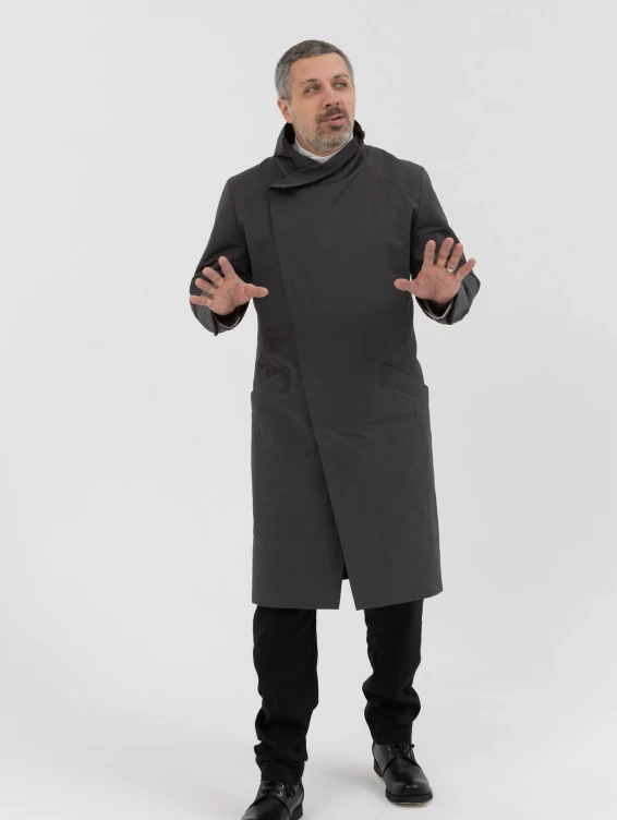 Легкий серый плащ на кнопках