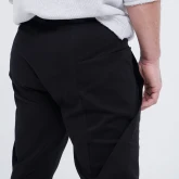 Брюки хлопковые черные, крупный план сзади