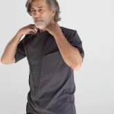 Асимметричная футболка темно-серая, вид сбоку спереди