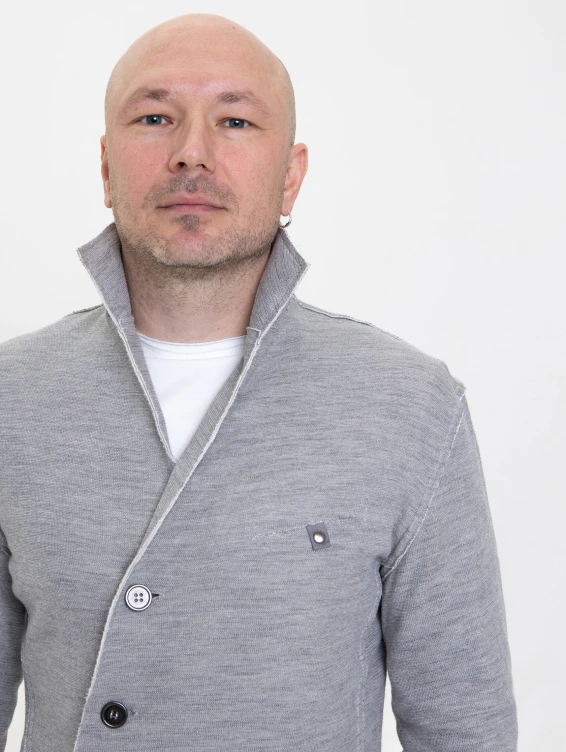 Серый трикотажный жакет на пуговицах