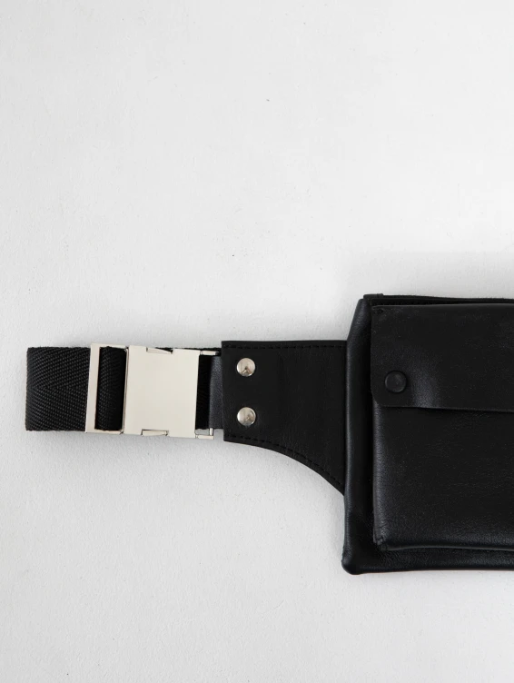Прямоугольная кожаная поясная сумка черная