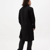 Длинная черная рубашка из вискозы, вид сзади