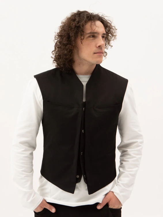 Хлопковый жилет на тонком утеплителе черный