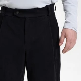 Брюки из джинсы черные, крупный план