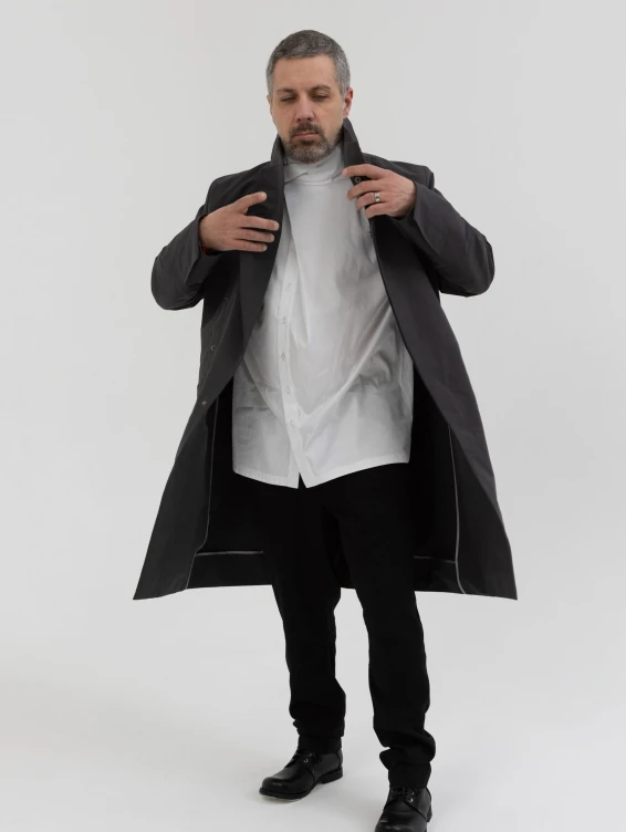 Легкий серый плащ на кнопках