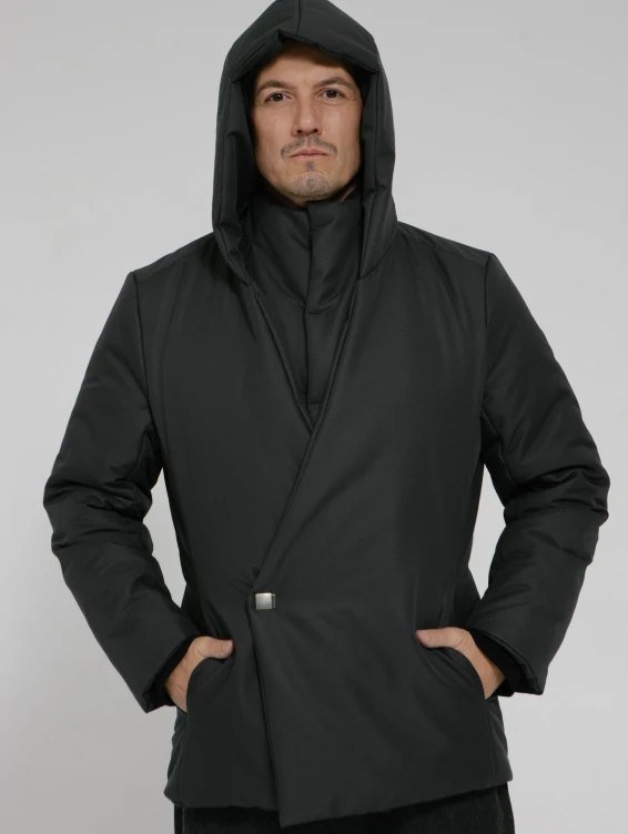 Серая зимняя куртка с капюшоном