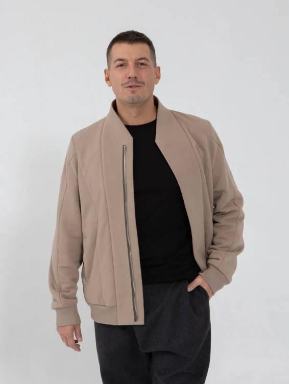Бомбер на молнии серо-бежевого цвета