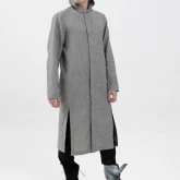 Длинная льняная рубашка с капюшоном серая, вид спереди