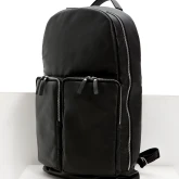 Большой кожаный рюкзак черный, вид сбоку спереди