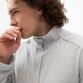 Длинная серая рубашка из вискозы, крупный план спереди