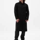 Длинная черная рубашка из вискозы, вид спереди