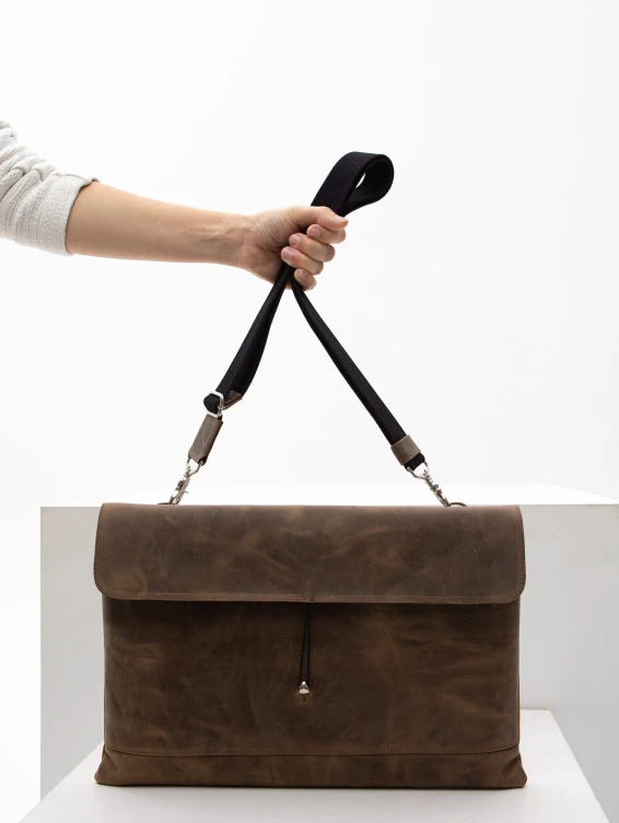 Кожаная сумка-папка для ноутбука коричневая с винтажным эффектом