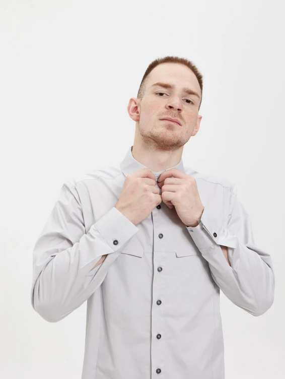 Рубашка с нагрудными карманами светло-серая