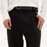 Брюки льняные свободные черные, крупный план спереди