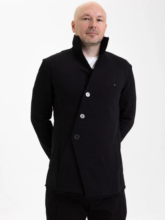 Черный трикотажный жакет на пуговицах