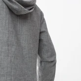 Длинная льняная рубашка с капюшоном серая, крупный план сзади