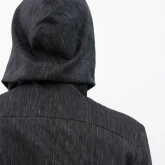 Длинная льняная рубашка с капюшоном черная, крупный план сзади