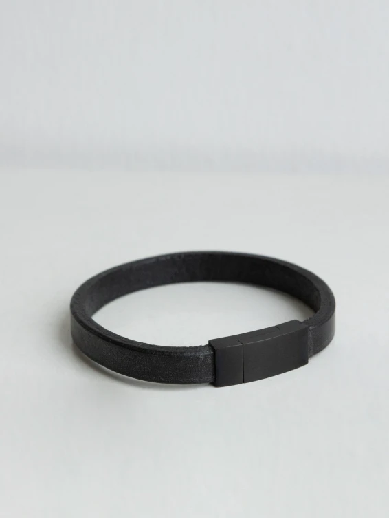 Черный кожаный браслет на магнитной застежке