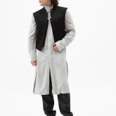 Длинная серая рубашка из вискозы, вид на модели