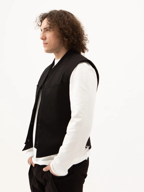 Хлопковый жилет на тонком утеплителе черный