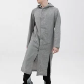 Длинная льняная рубашка с капюшоном серая, вид спереди