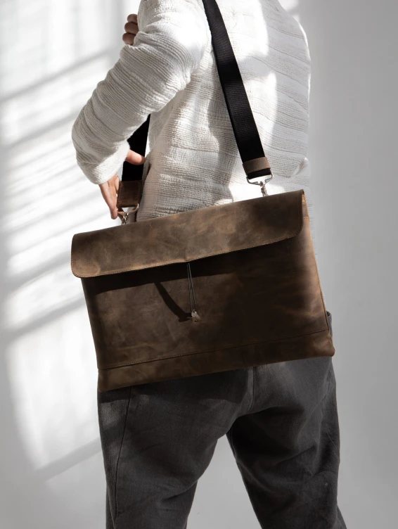 Кожаная сумка-папка для ноутбука коричневая с винтажным эффектом