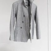 Серый трикотажный жакет на пуговицах