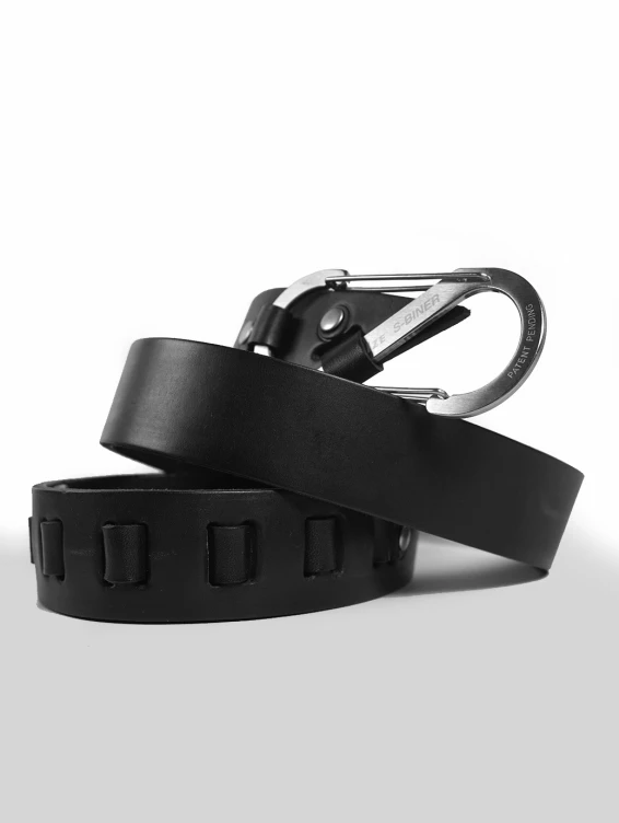 Кожаный черный ремень с карабином