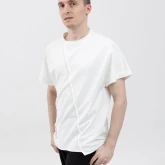 Асимметричная футболка с подвернутыми рукавами белая, вид сбоку спереди