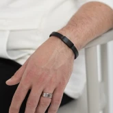 Черный кожаный браслет на магнитной застежке