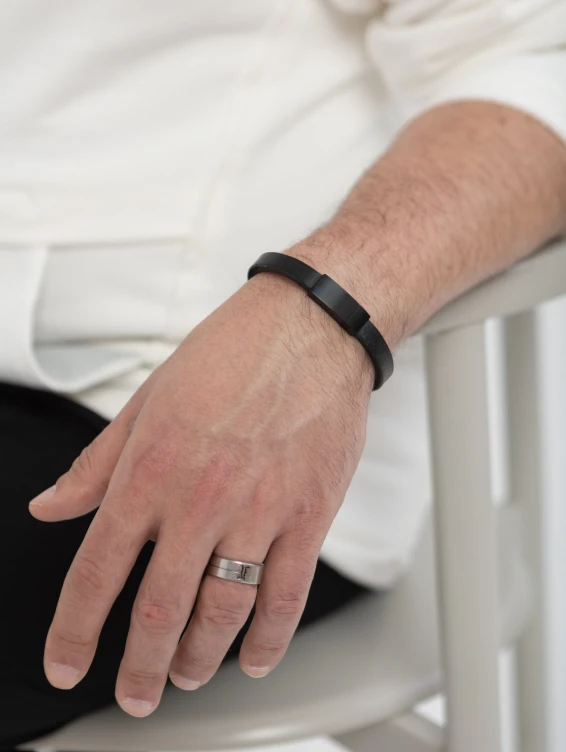 Черный кожаный браслет на магнитной застежке