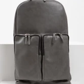 Большой серый кожаный рюкзак, вид спереди