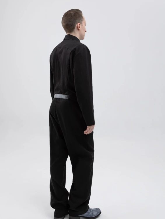 Легкий черный комбинезон на молнии