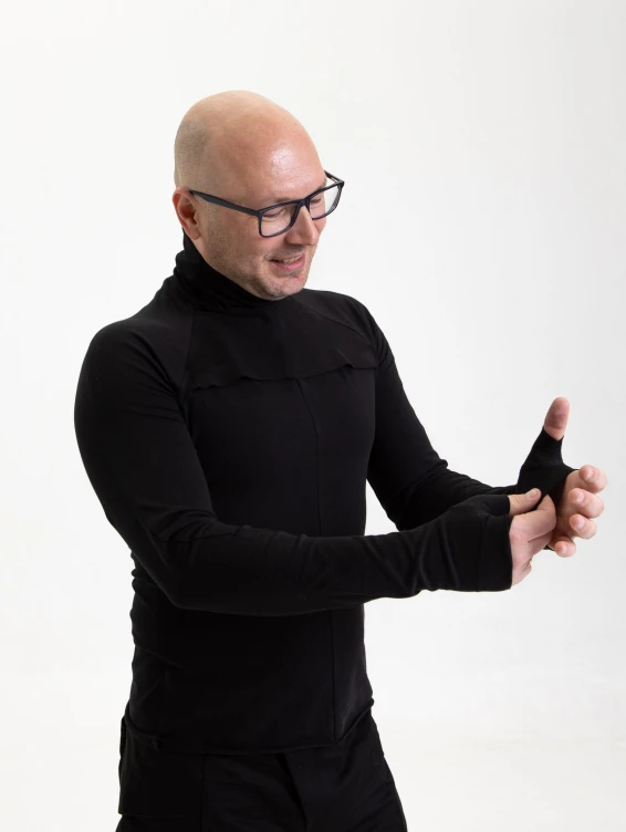 Черный бадлон с пальчиком