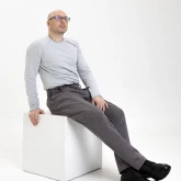 Брюки из джинсы серые, на модели