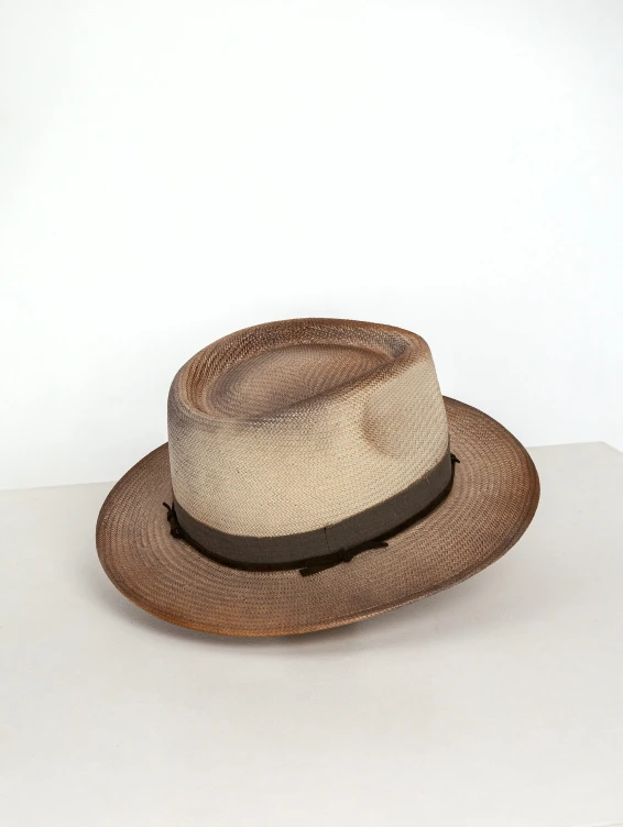 Соломенная светлая шляпа