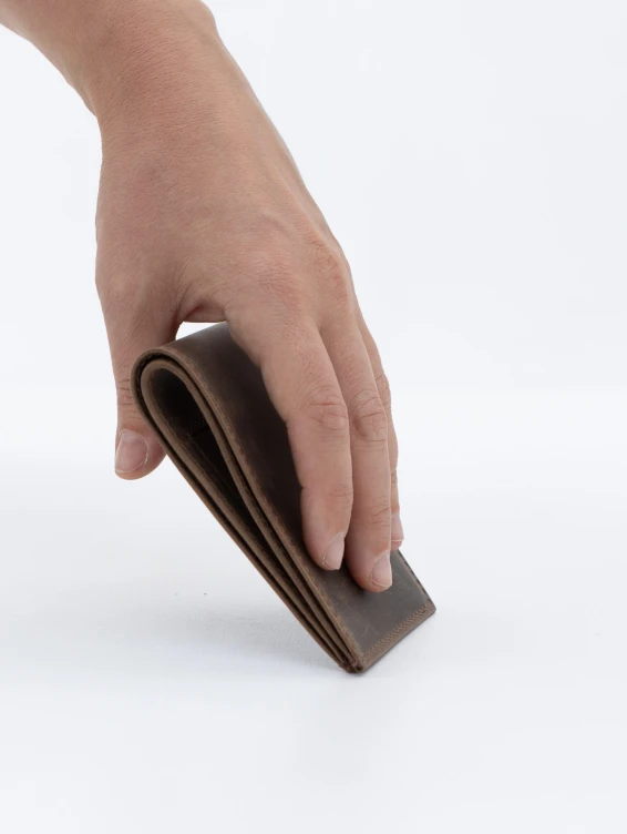 Тонкий кожаный кошелек коричневый с винтажным эффектом