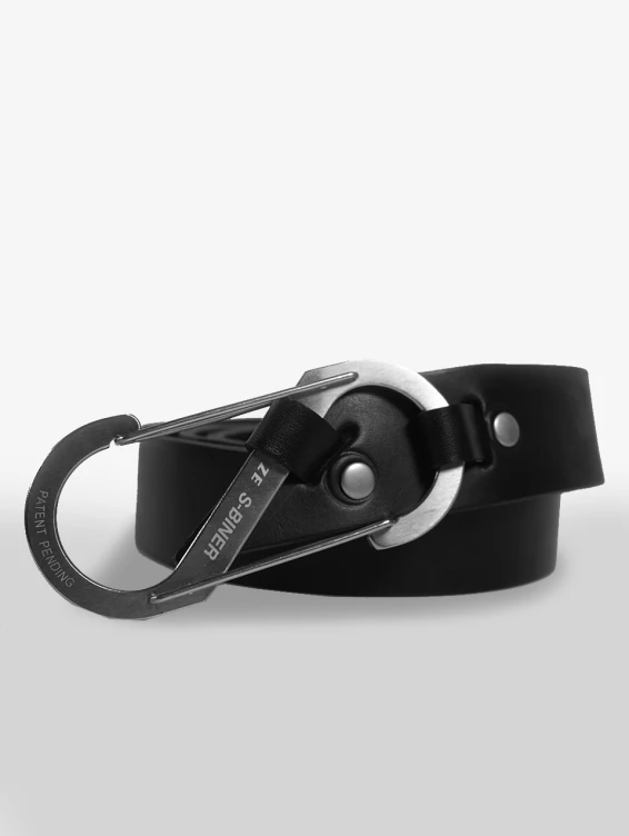 Кожаный черный ремень с карабином