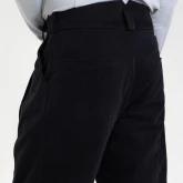 Брюки из джинсы черные, крупный план