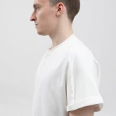 Асимметричная футболка с подвернутыми рукавами белая, вид сбоку